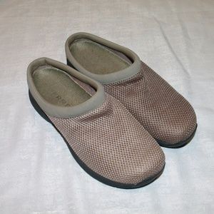 MERRELL WOMENS 10 SHOES WALKING CASUAL